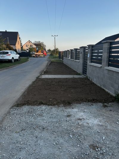 Plot podél ulice