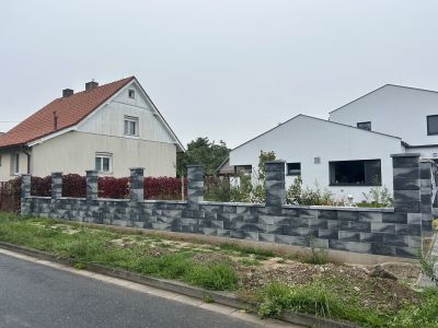Plotová zeď hotová