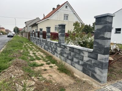 Plotová zeď sloupky