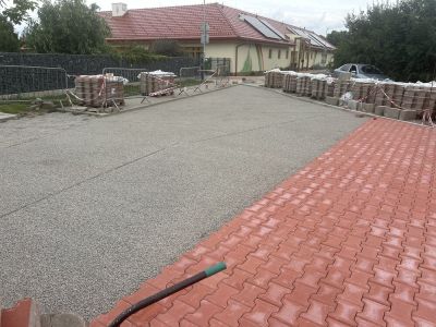 Chodník červená zámková dlažba