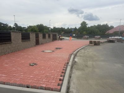 Chodník červená zámková dlažba