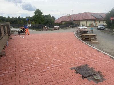 Chodník červená zámková dlažba