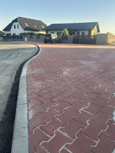 Chodník červená zámková dlažba