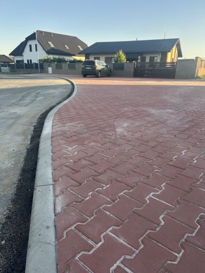 Chodník červená zámková dlažba
