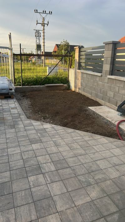 Chodník dlažba u plotu