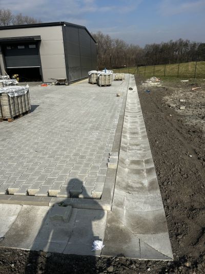 Chodník zámková dlažba hala