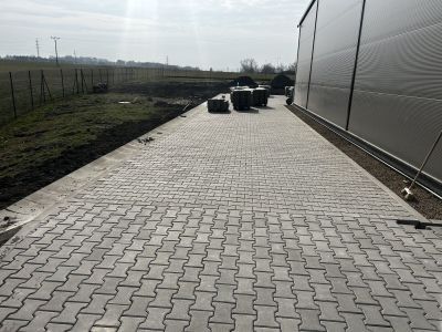 Chodník zámková dlažba hala