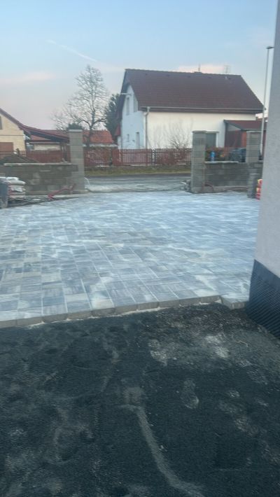Příjezd velkoformátová dlažba