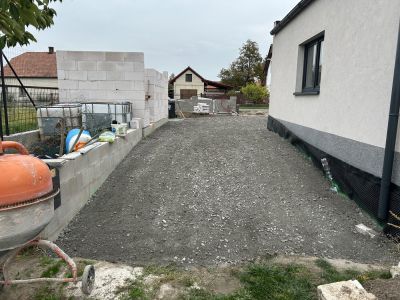 Štěrkový podklad u domu